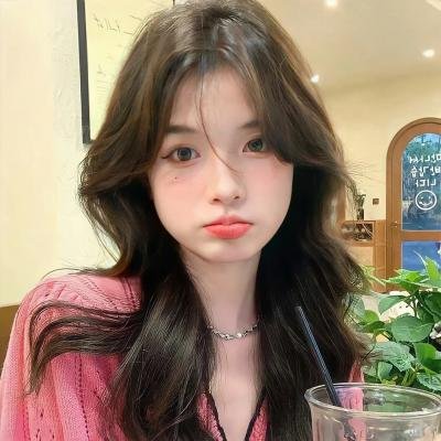 泳池里的女人